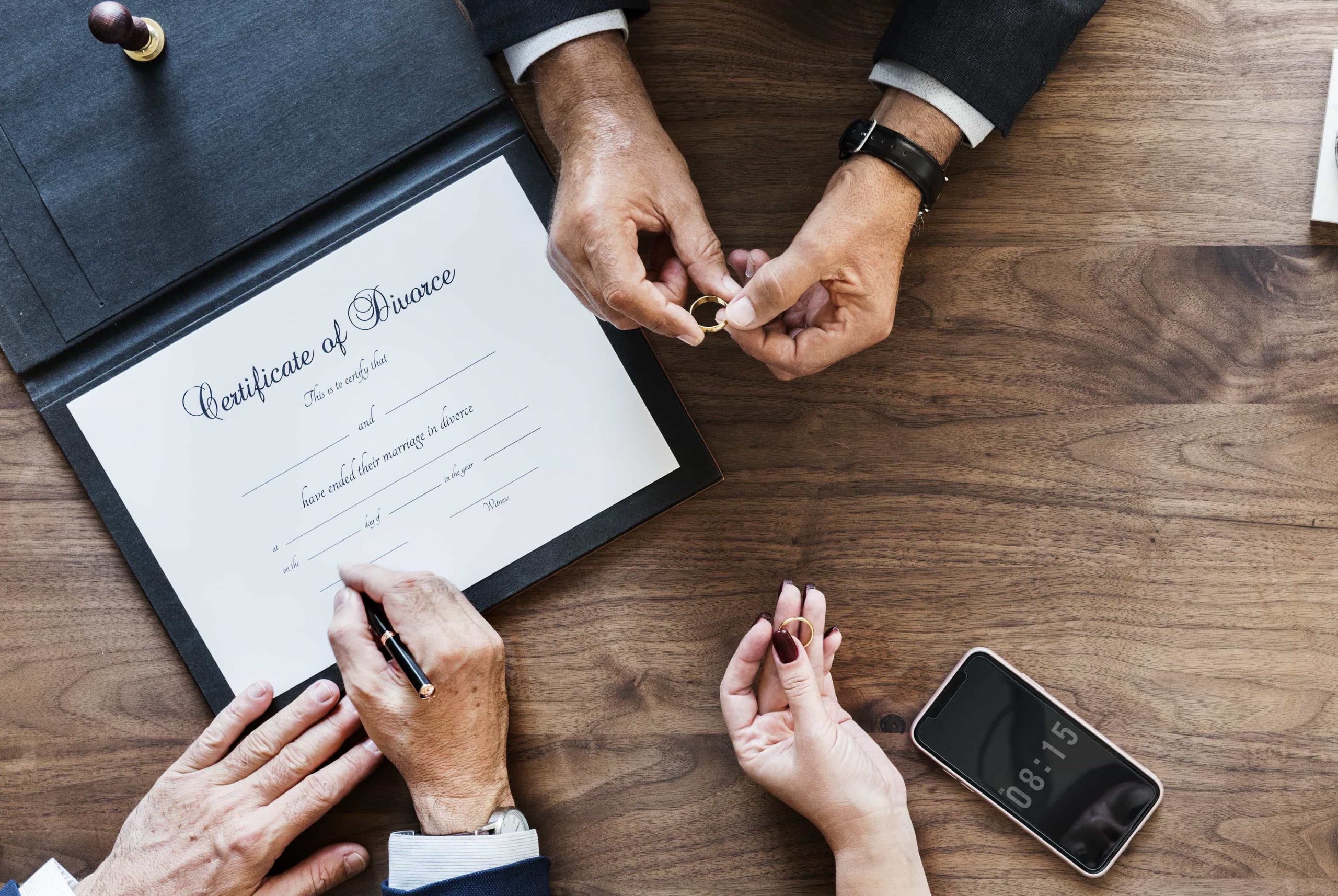 brekaup-marriage-couple-with-divorce-certification-PRQQ6AR
